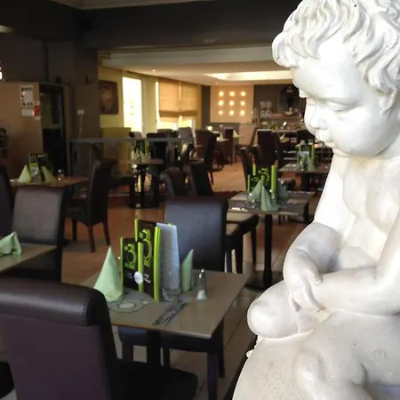Aux 3 Arcades Hotel 2*